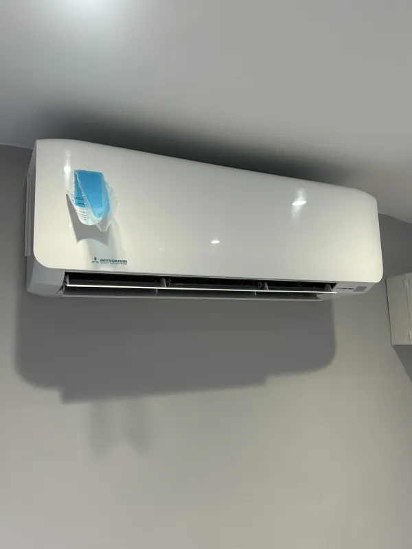Wall-mounted Mitsubishi Heavy Industries indoor air conditioning unit